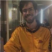 Profesor de francés imparte clases a alumnos con nivel principiante